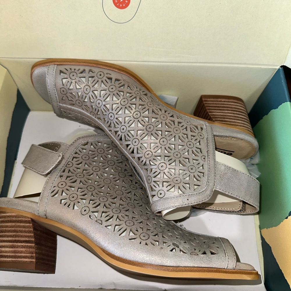 EARTH MURANO MIST SIZE 9.. NEW in BOX